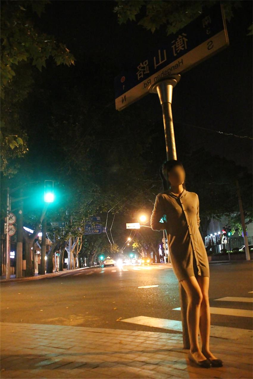 25P Chinese girl nude in public