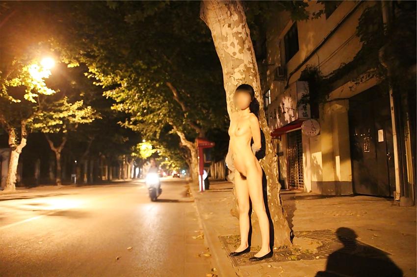25P Chinese girl nude in public