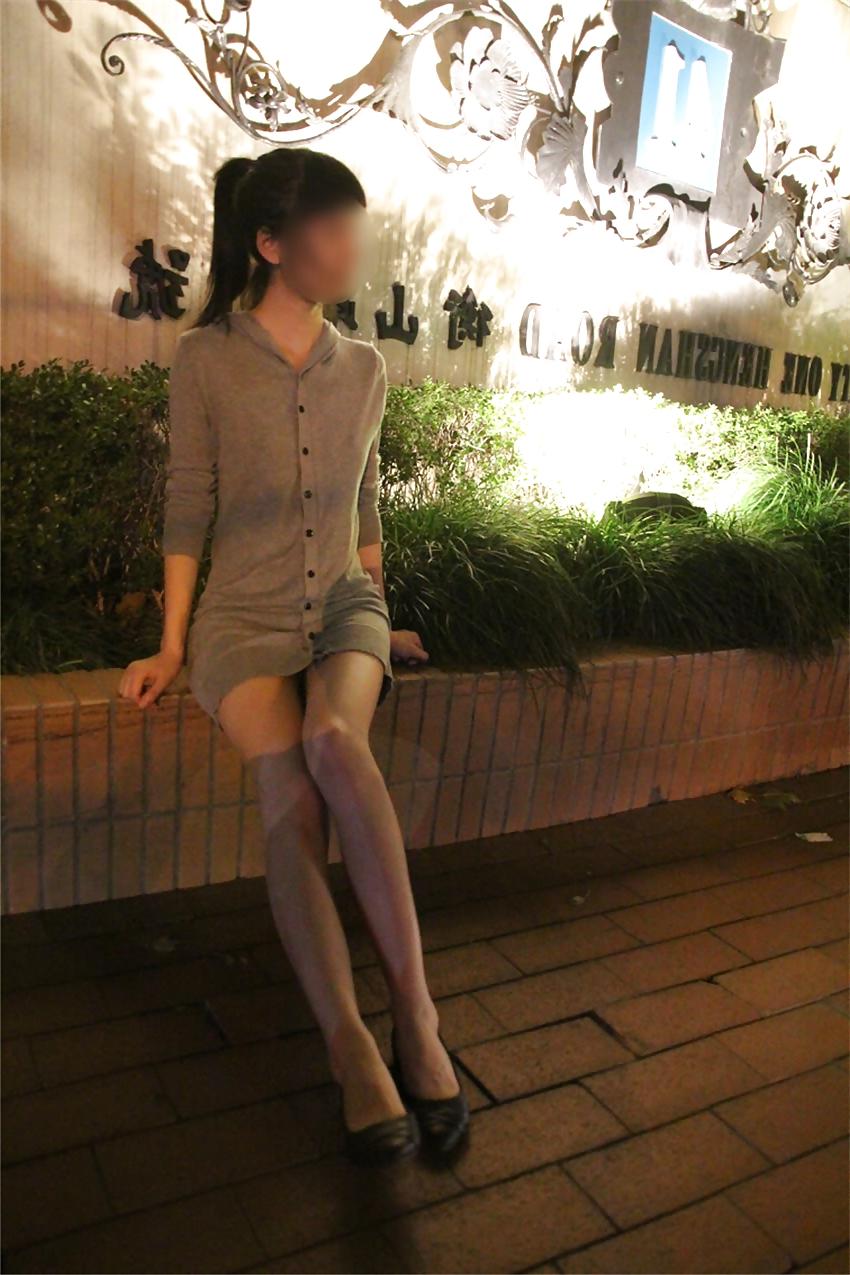 25P Chinese girl nude in public