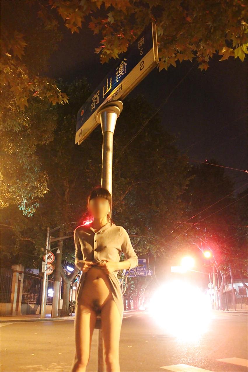 25P Chinese girl nude in public