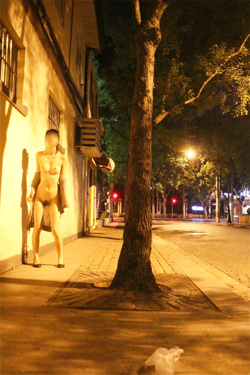 25P Chinese girl nude in public