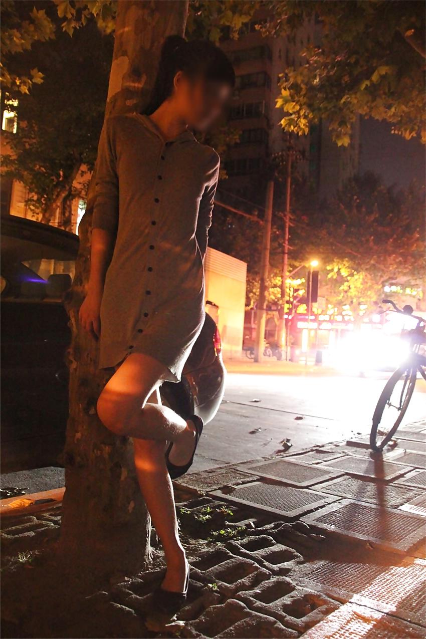 25P Chinese girl nude in public