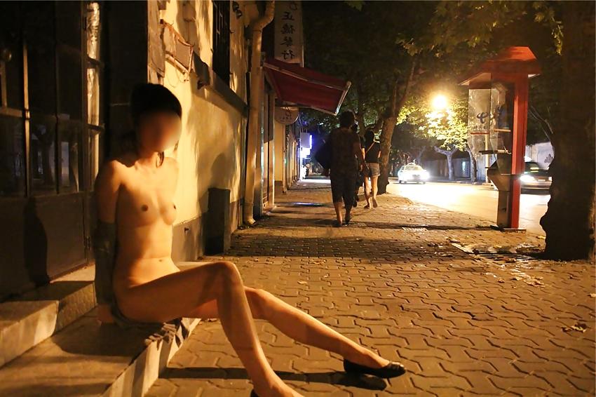 25P Chinese girl nude in public