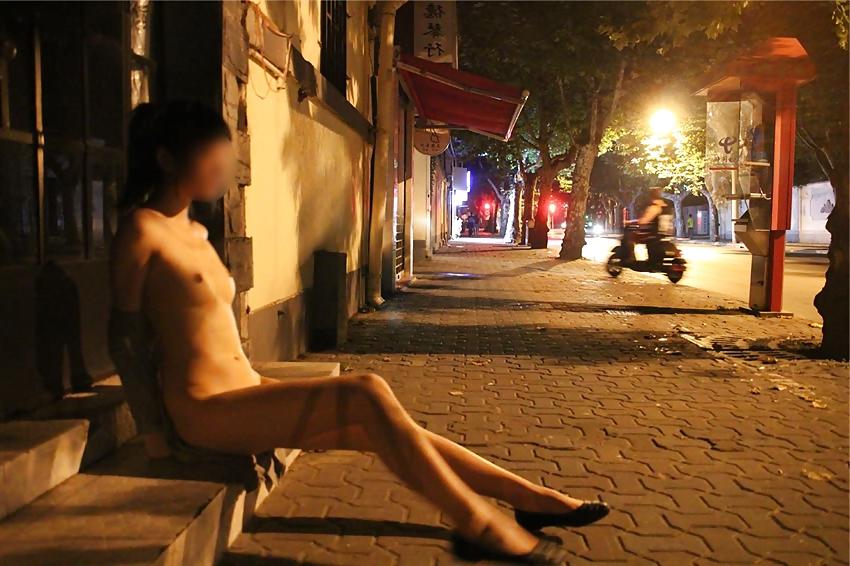 25P Chinese girl nude in public