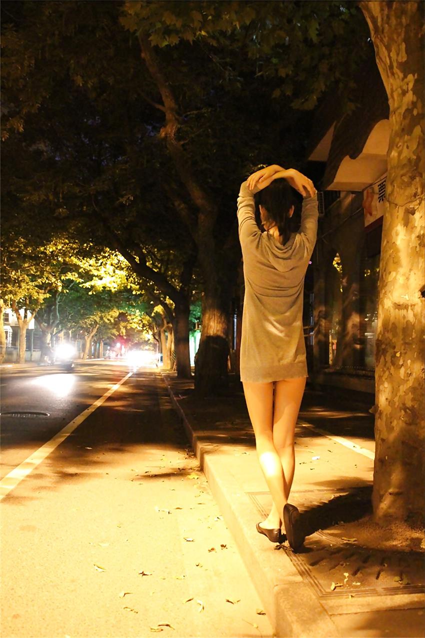 25P Chinese girl nude in public