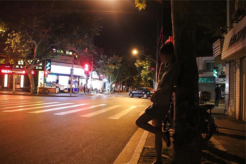 25P Chinese girl nude in public