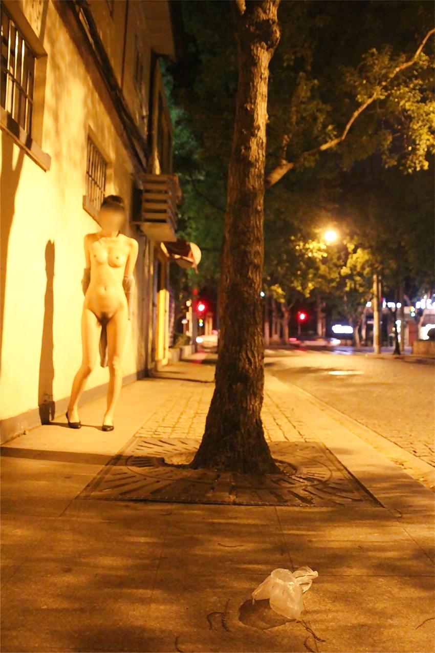 25P Chinese girl nude in public