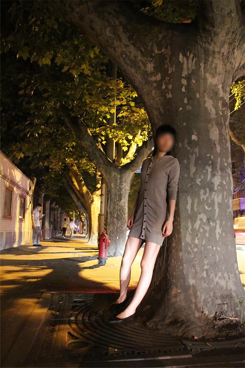 25P Chinese girl nude in public