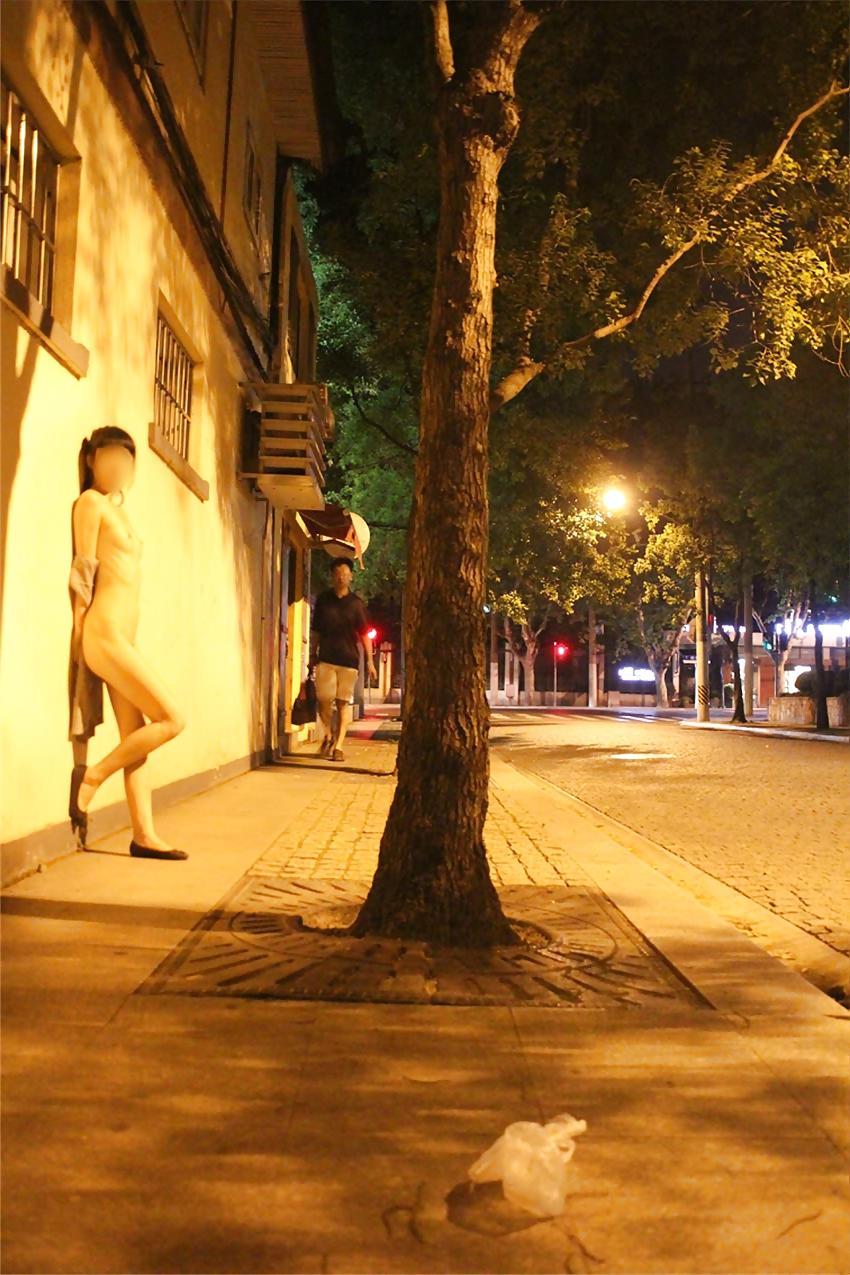 25P Chinese girl nude in public