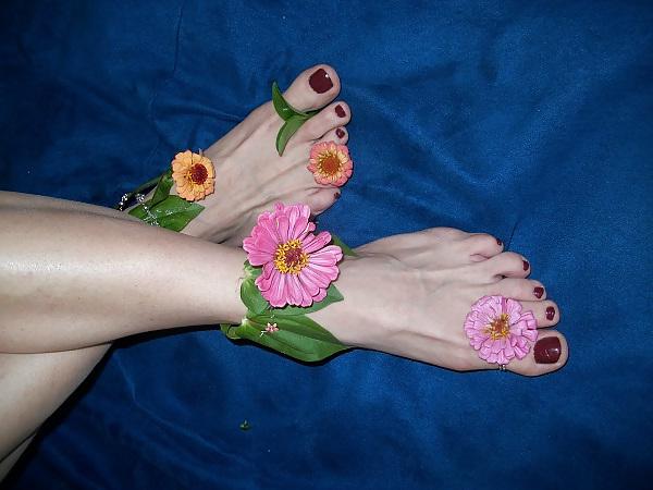 10P Lady Holly's Flowered Feet Of Fantasy