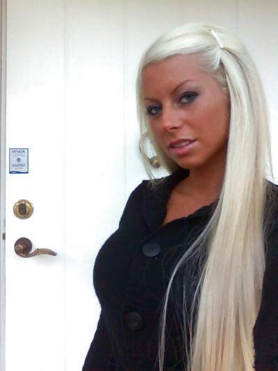 25P Tine Helene: Fake Tit Bimbo