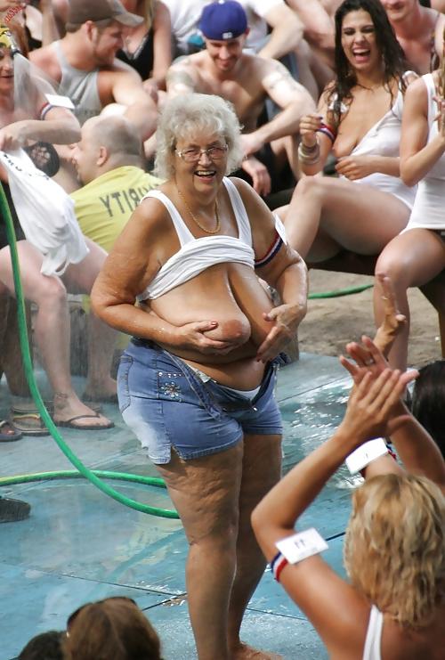 20P Mature women with saggy tits 14.