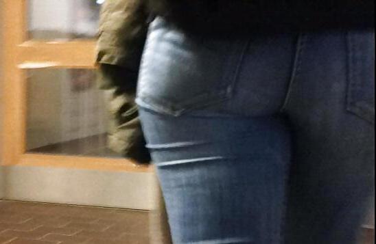 12P Sexy tight round ass in jeans