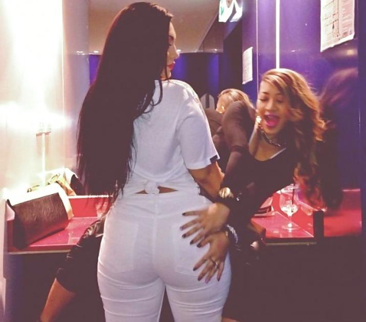 25P Girls in tight pants 3