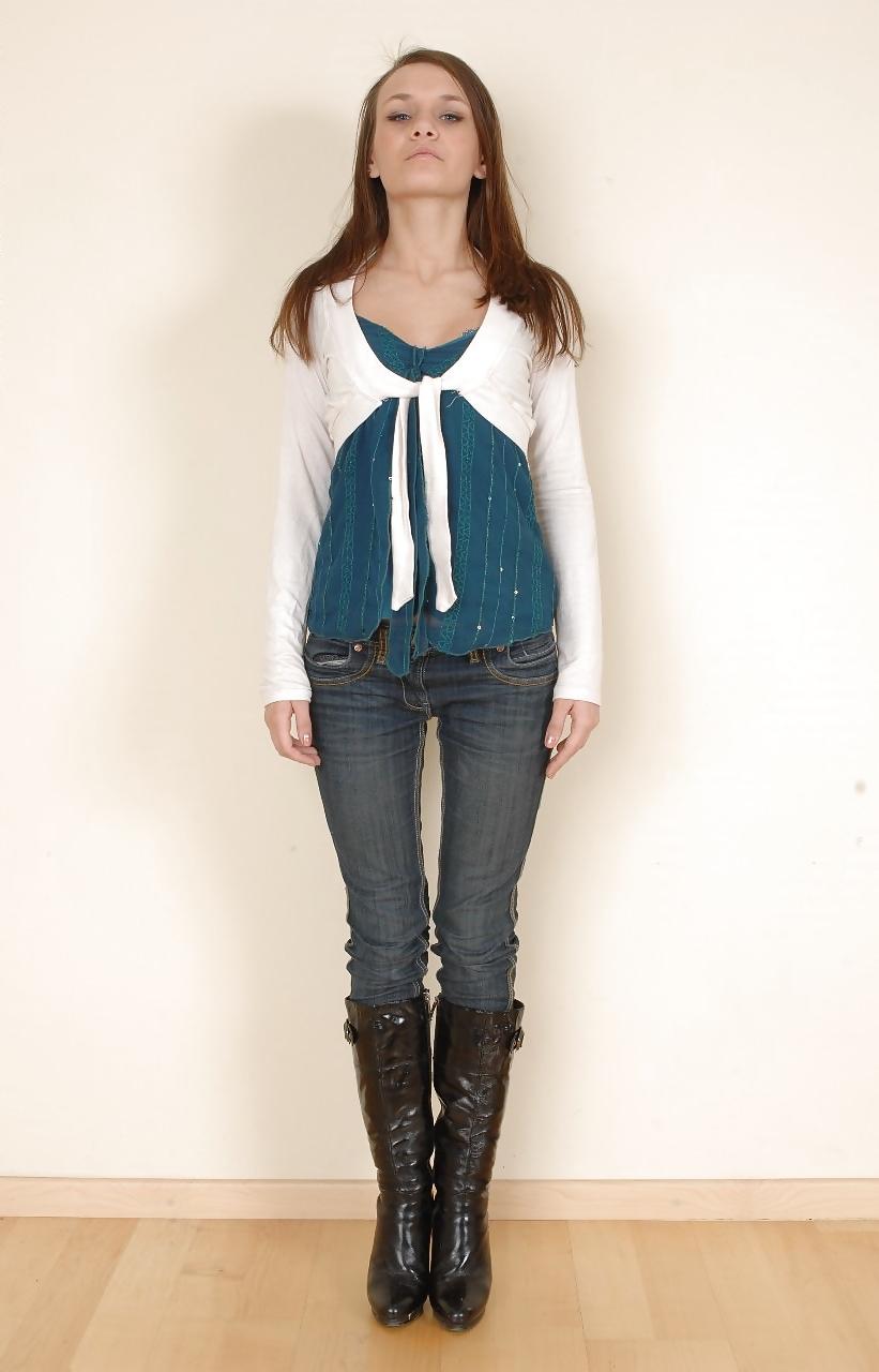 25P Sexy girls wearing jeans
