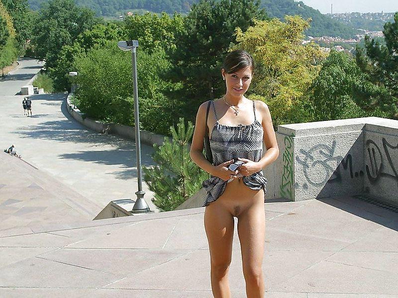 20P Public Nude 01