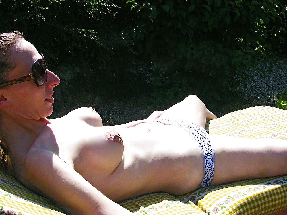 15P Tim59 sun bathing pussy escapes