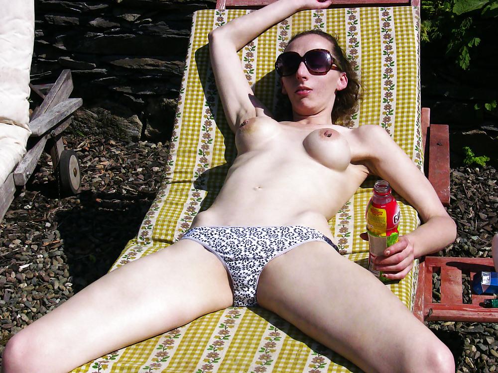 15P Tim59 sun bathing pussy escapes