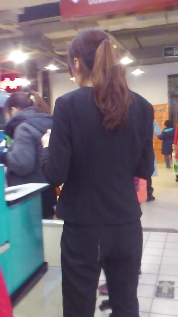 25P Chinese girls in public