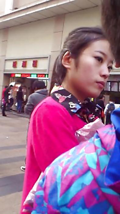 25P Chinese girls in public