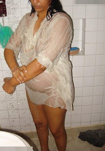 14P Dehradun housewife bathing