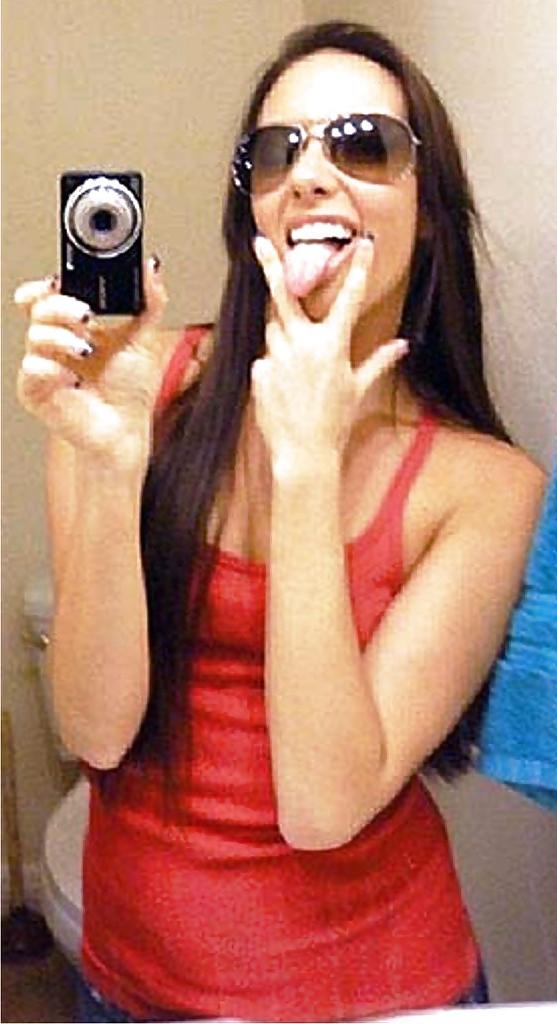 5P SELFIES of an hot young long-haired teen girl