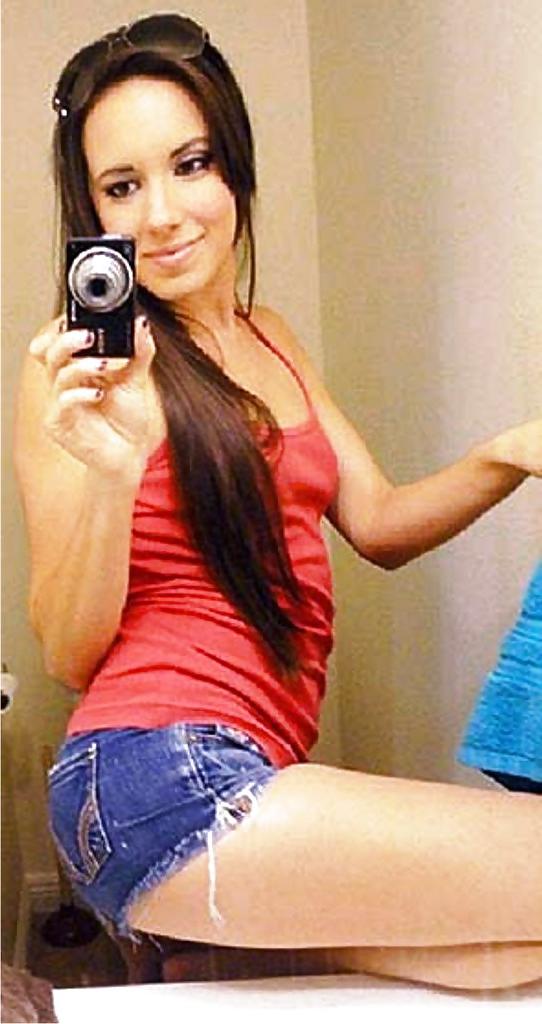 5P SELFIES of an hot young long-haired teen girl