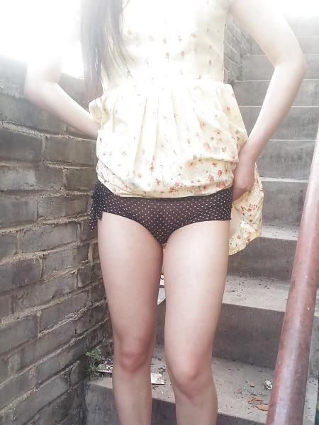 15P Chinese girl flashing pussy in public