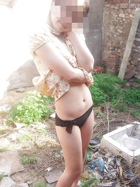 15P Chinese girl flashing pussy in public