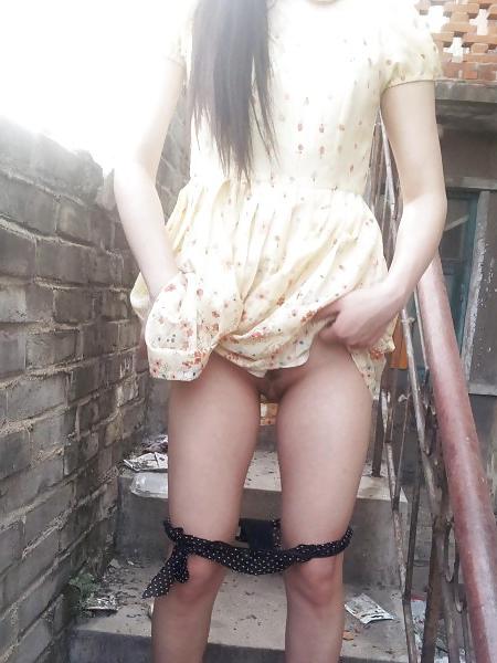15P Chinese girl flashing pussy in public