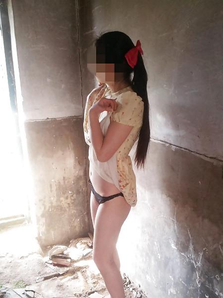 15P Chinese girl flashing pussy in public