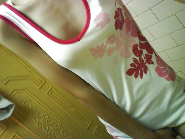 25P Chinese girl takes self pics