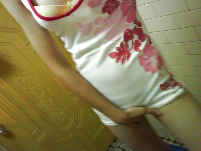 25P Chinese girl takes self pics