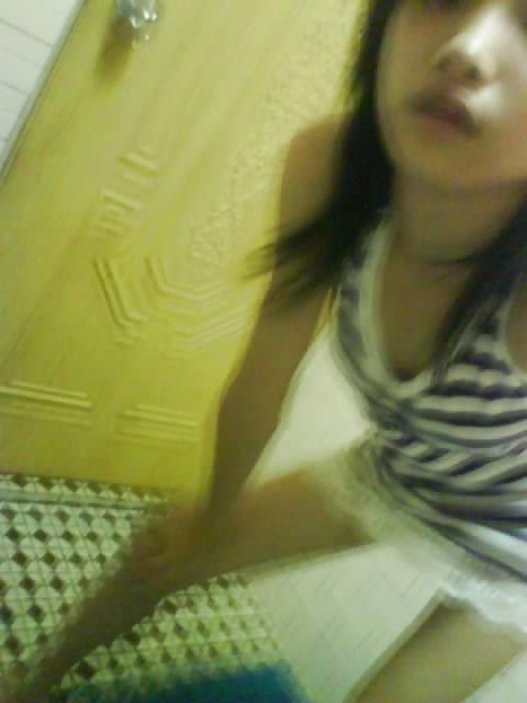 25P Chinese girl takes self pics