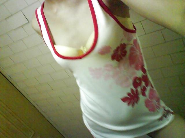 25P Chinese girl takes self pics