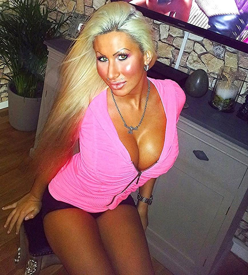 17P Barbie: Plastic Bimbo