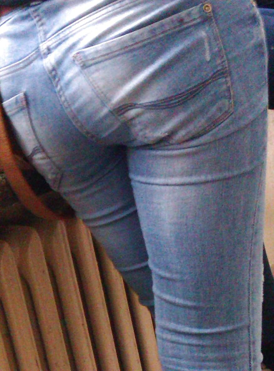 25P Candid teen ass in jeans
