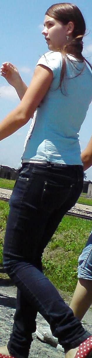 25P Candid teen ass in jeans
