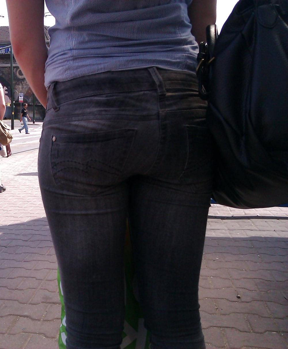 25P Candid teen ass in jeans