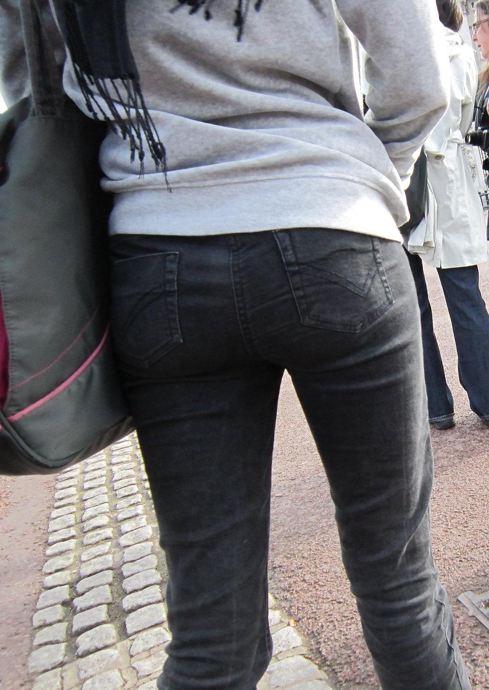 25P Candid teen ass in jeans