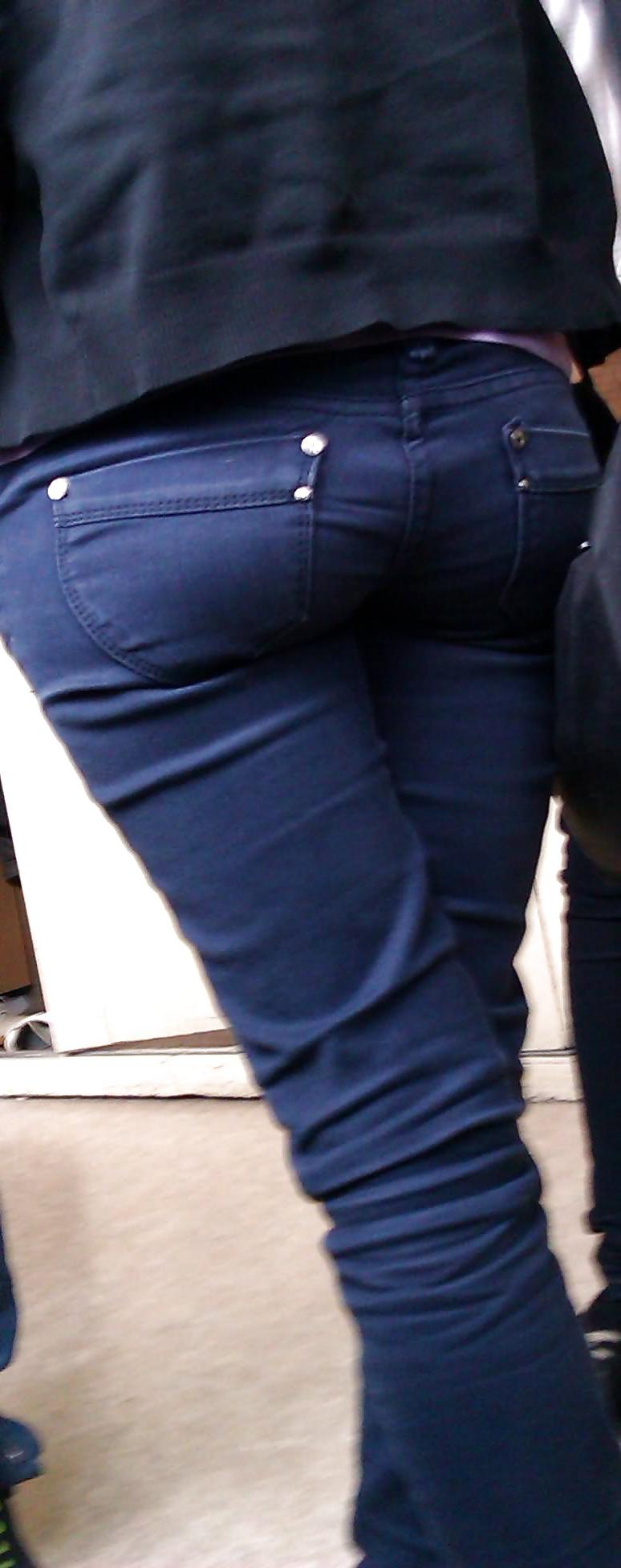 25P Candid teen ass in jeans