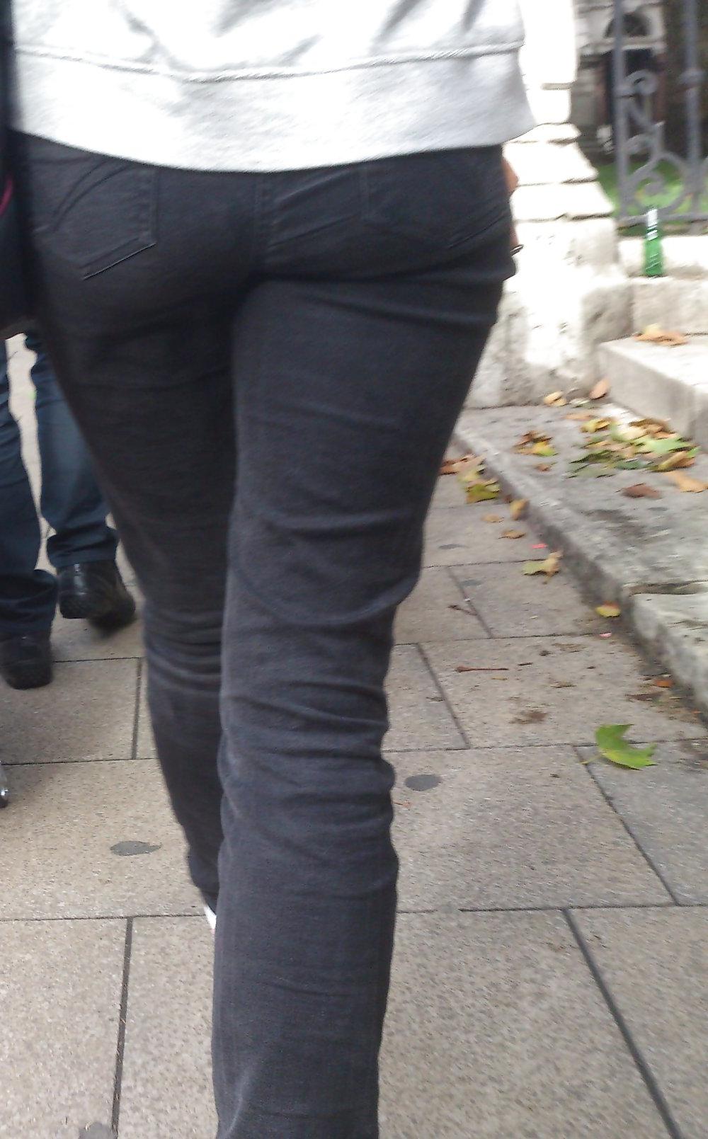 25P Candid teen ass in jeans