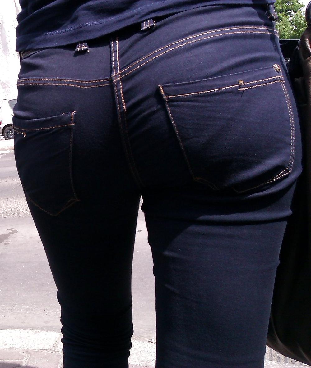 25P Candid teen ass in jeans