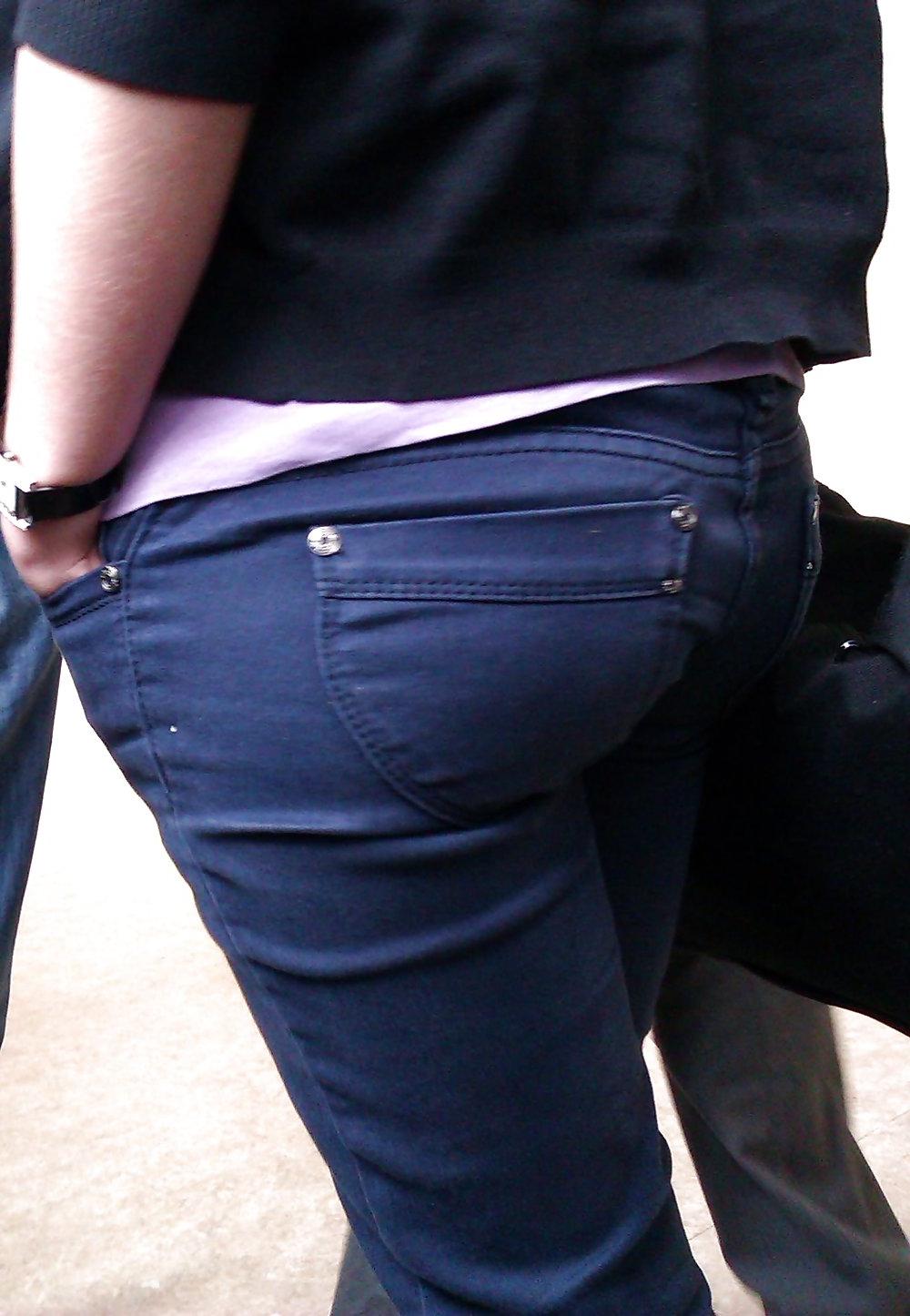 25P Candid teen ass in jeans