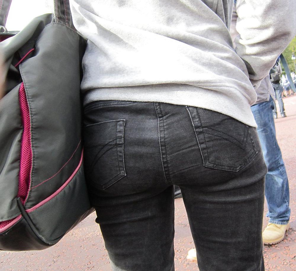 25P Candid teen ass in jeans