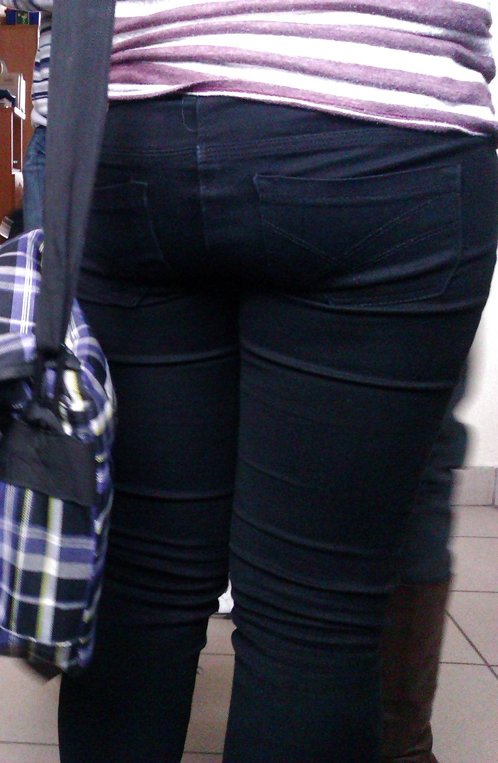 25P Candid teen ass in jeans