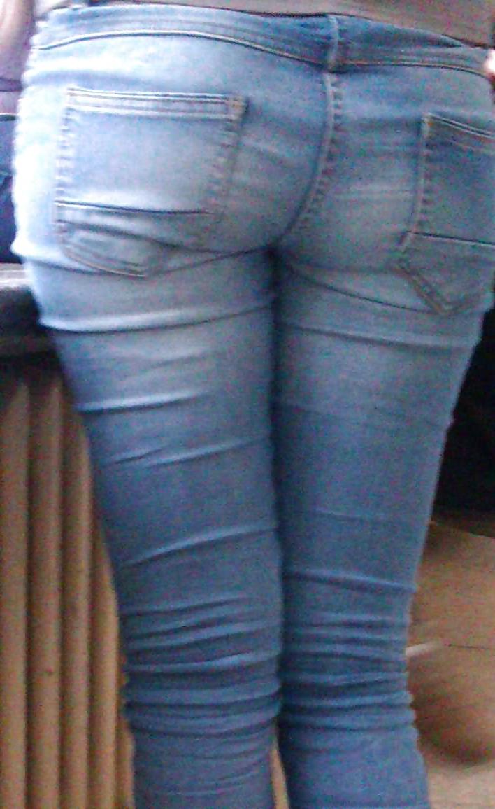 25P Candid teen ass in jeans