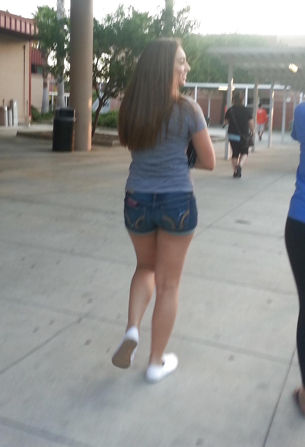 25P Teen Queens in Tight Jeans