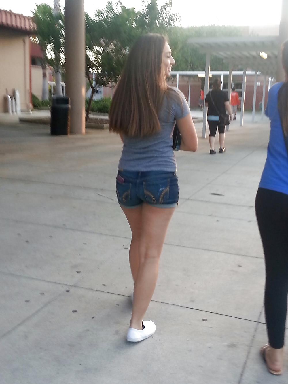 25P Teen Queens in Tight Jeans
