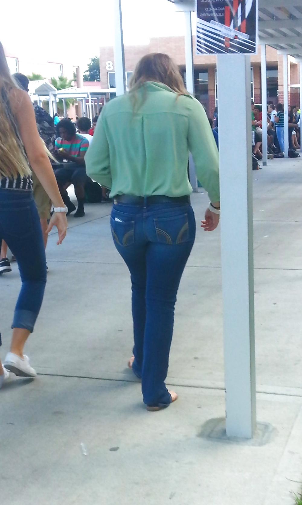 25P Teen Queens in Tight Jeans